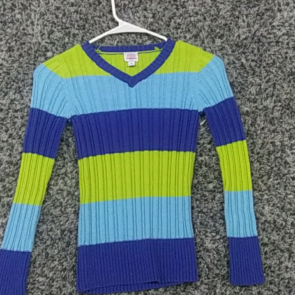 A green and blue long sleve shirt!💞